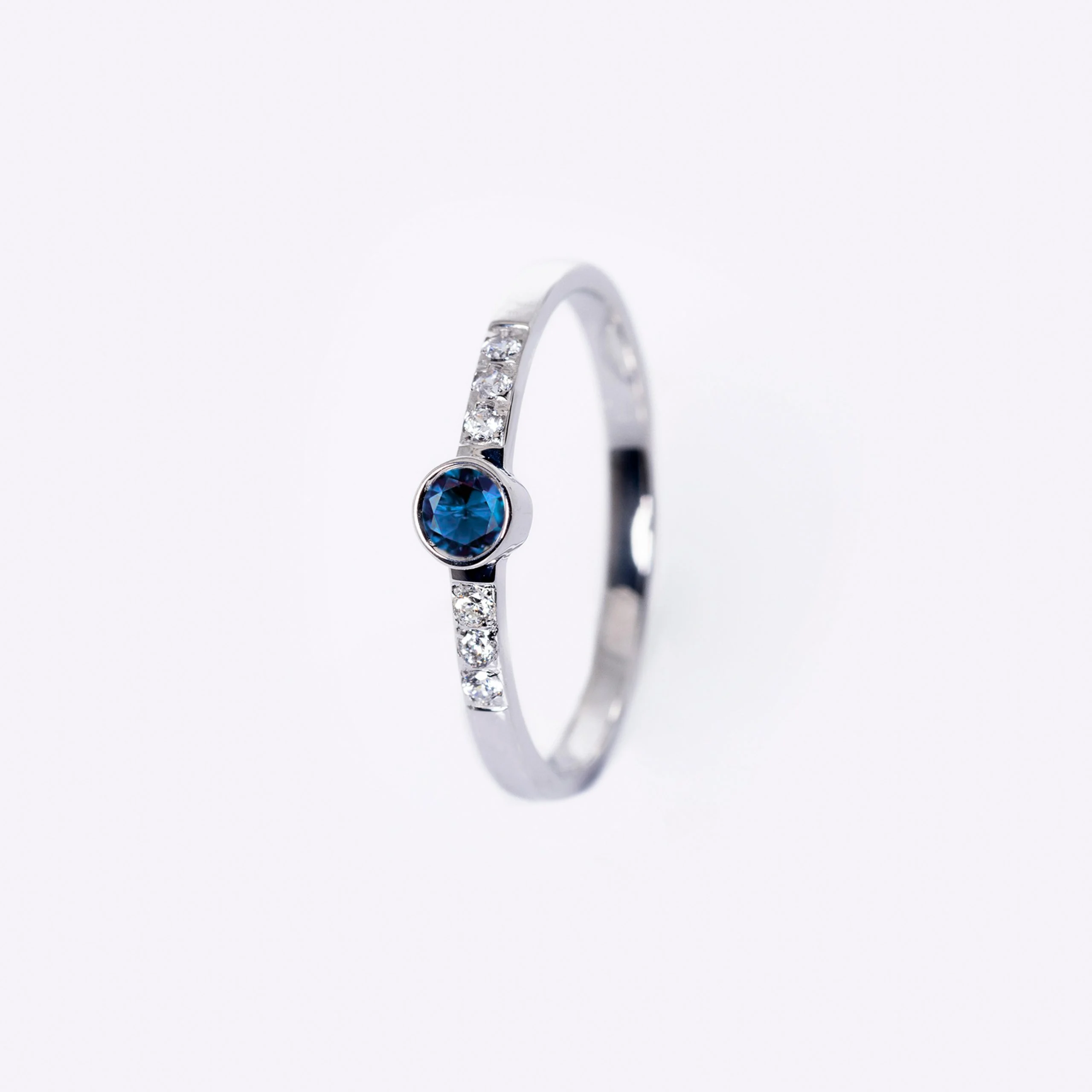 Inel din aur alb cu safir si diamante