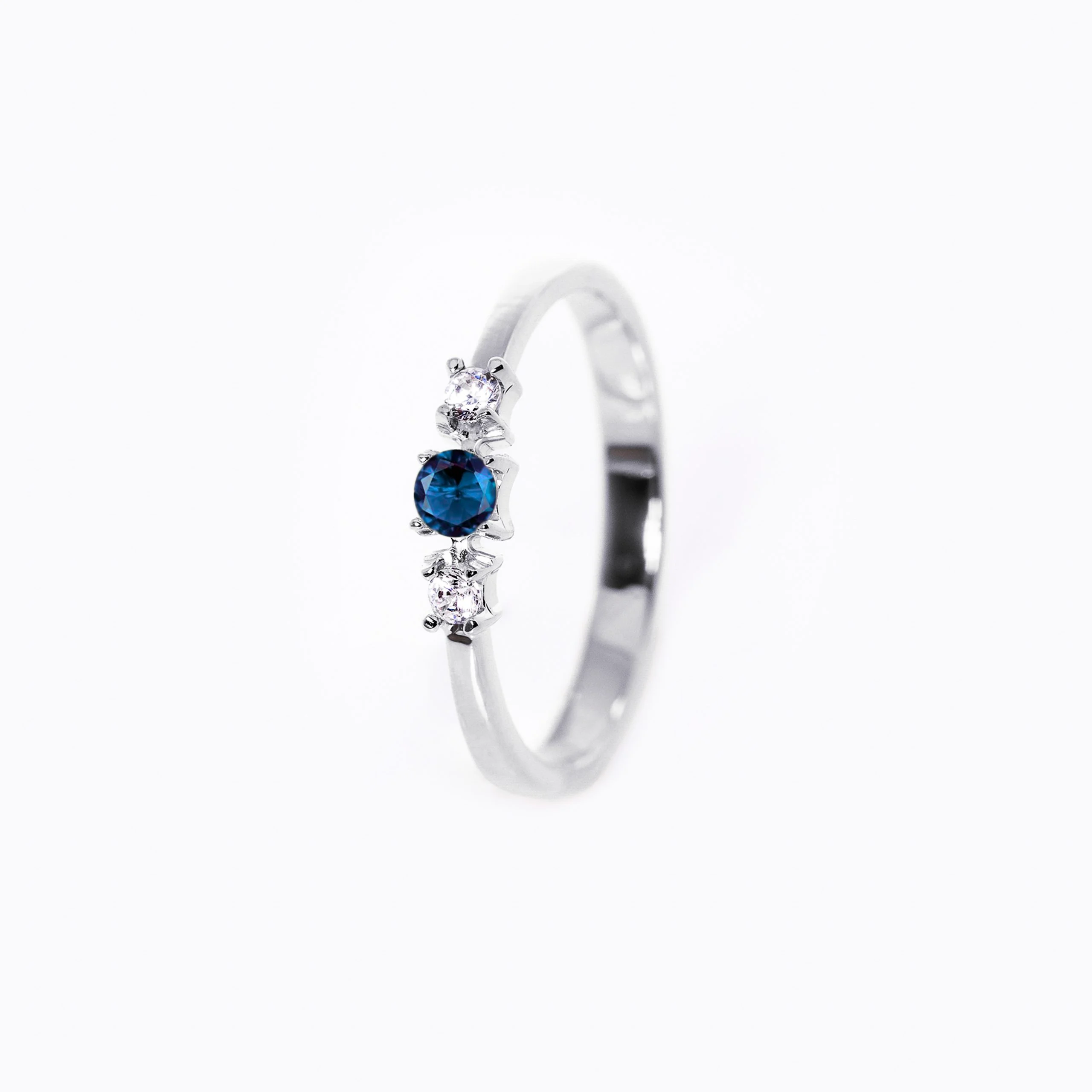 Inel din aur alb cu safir si diamante