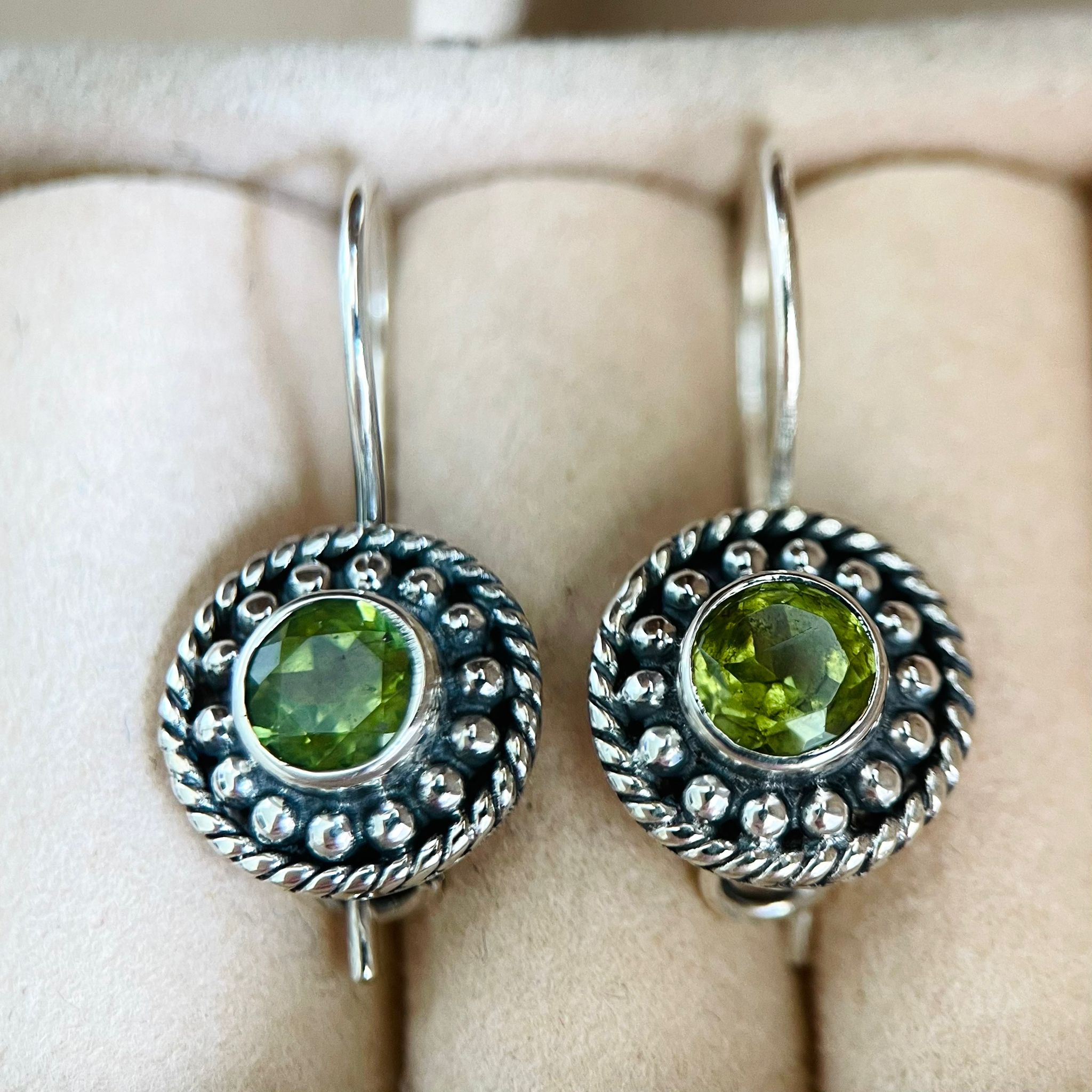 Cercei din argint cu peridot verde C383B