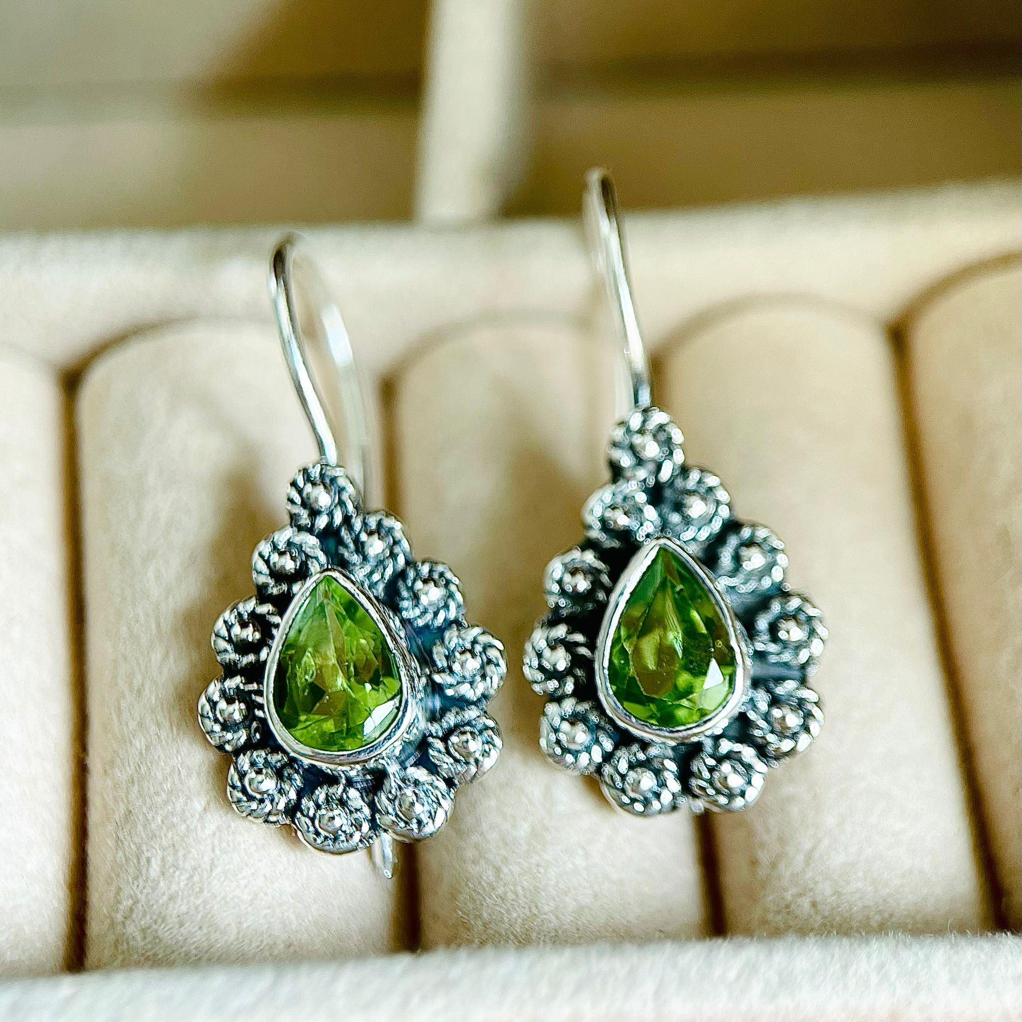 Cercei din argint cu peridot verde C302C