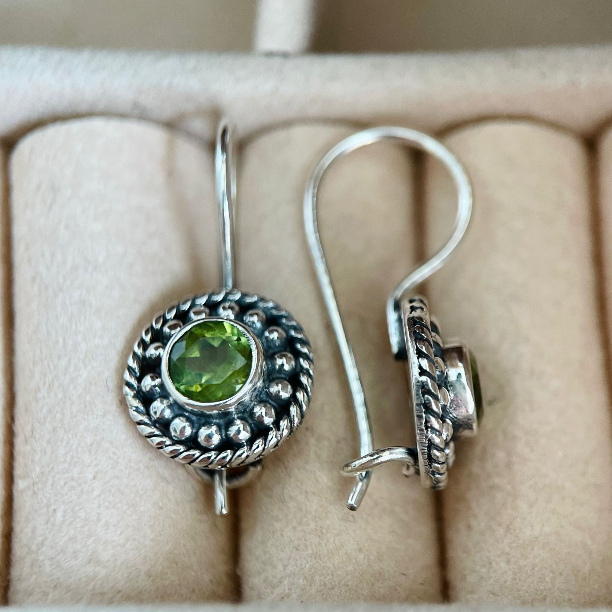 Cercei din argint cu peridot verde C383B - imagine 2