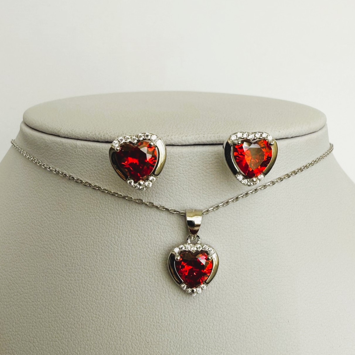 Set inimă din argint cu zirconii roșii S440L
