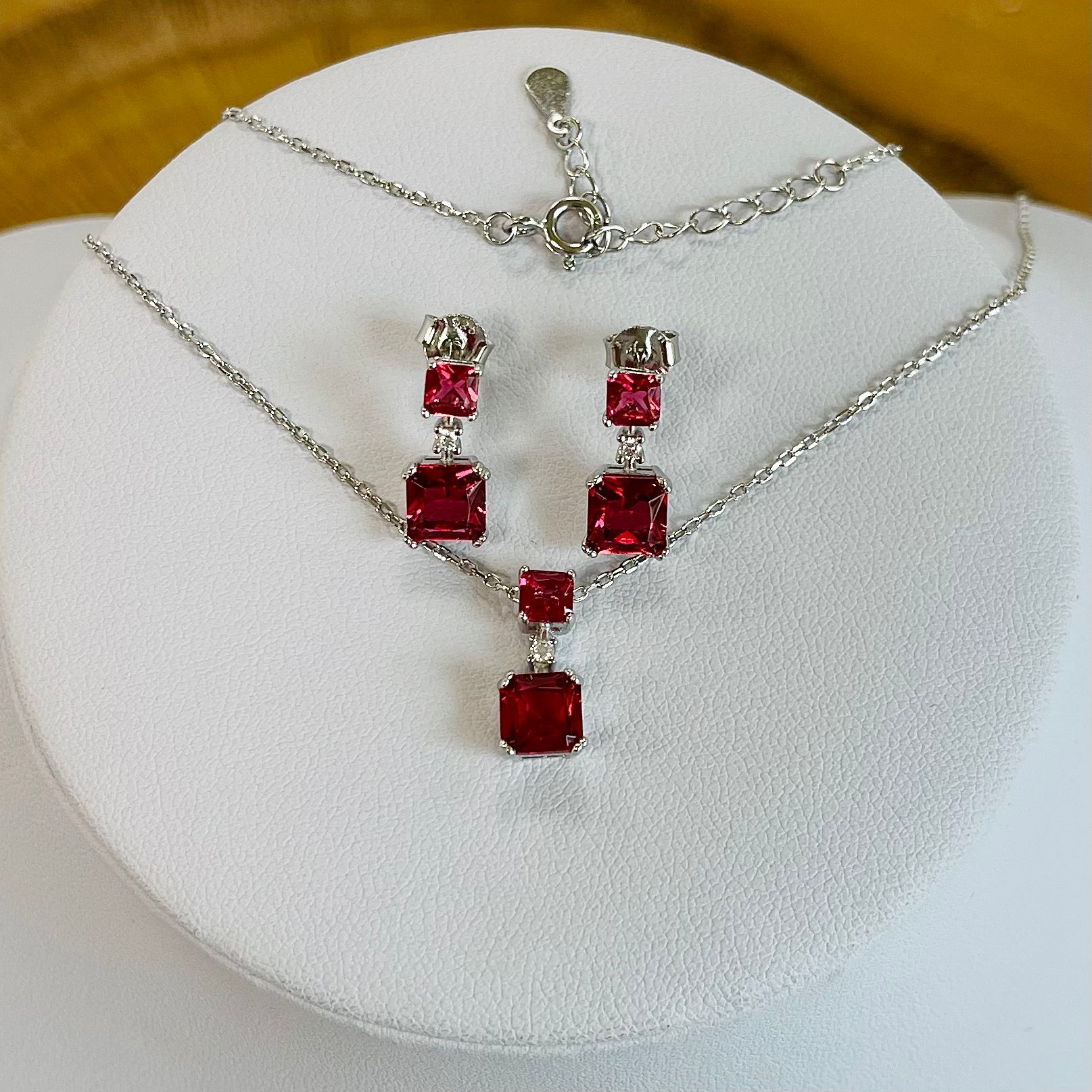 Set din argint rodiat cu lant si cercei pietre rosii S241C